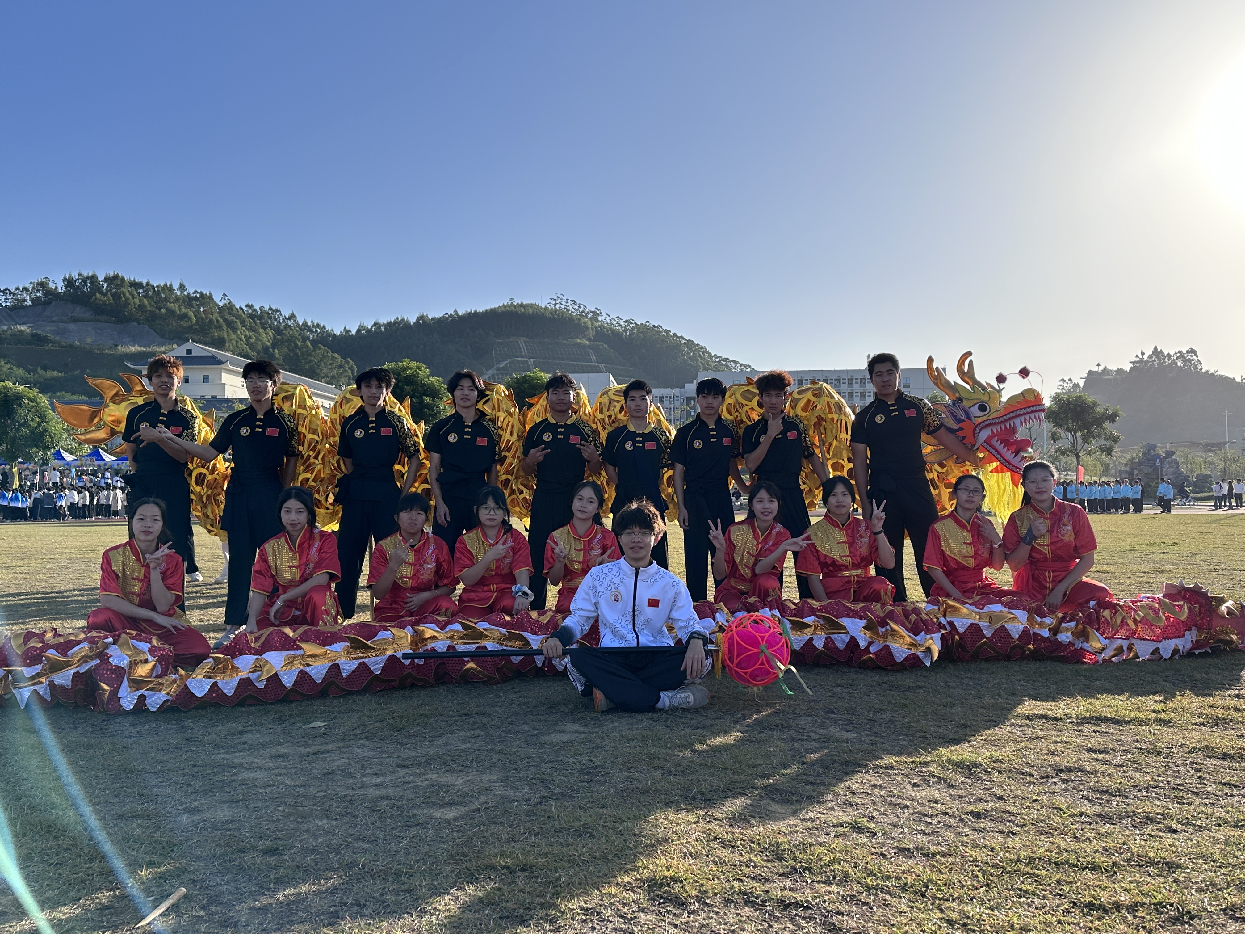 担任教练与学生合影